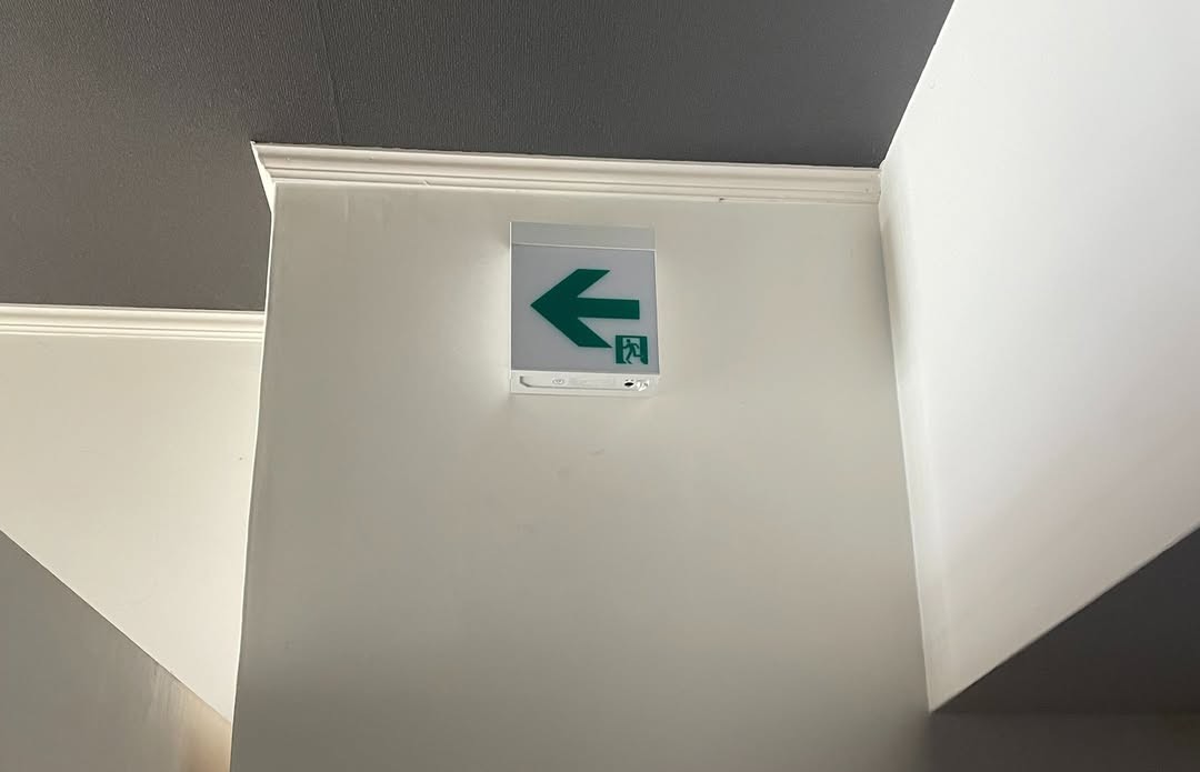 誘導灯の取付けの画像