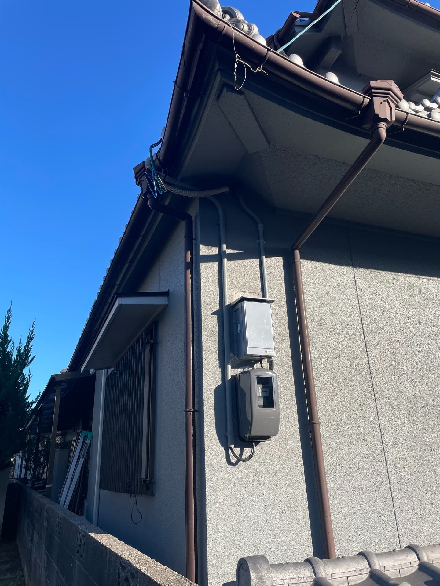 送り開閉器取付と電線のやり替えの画像