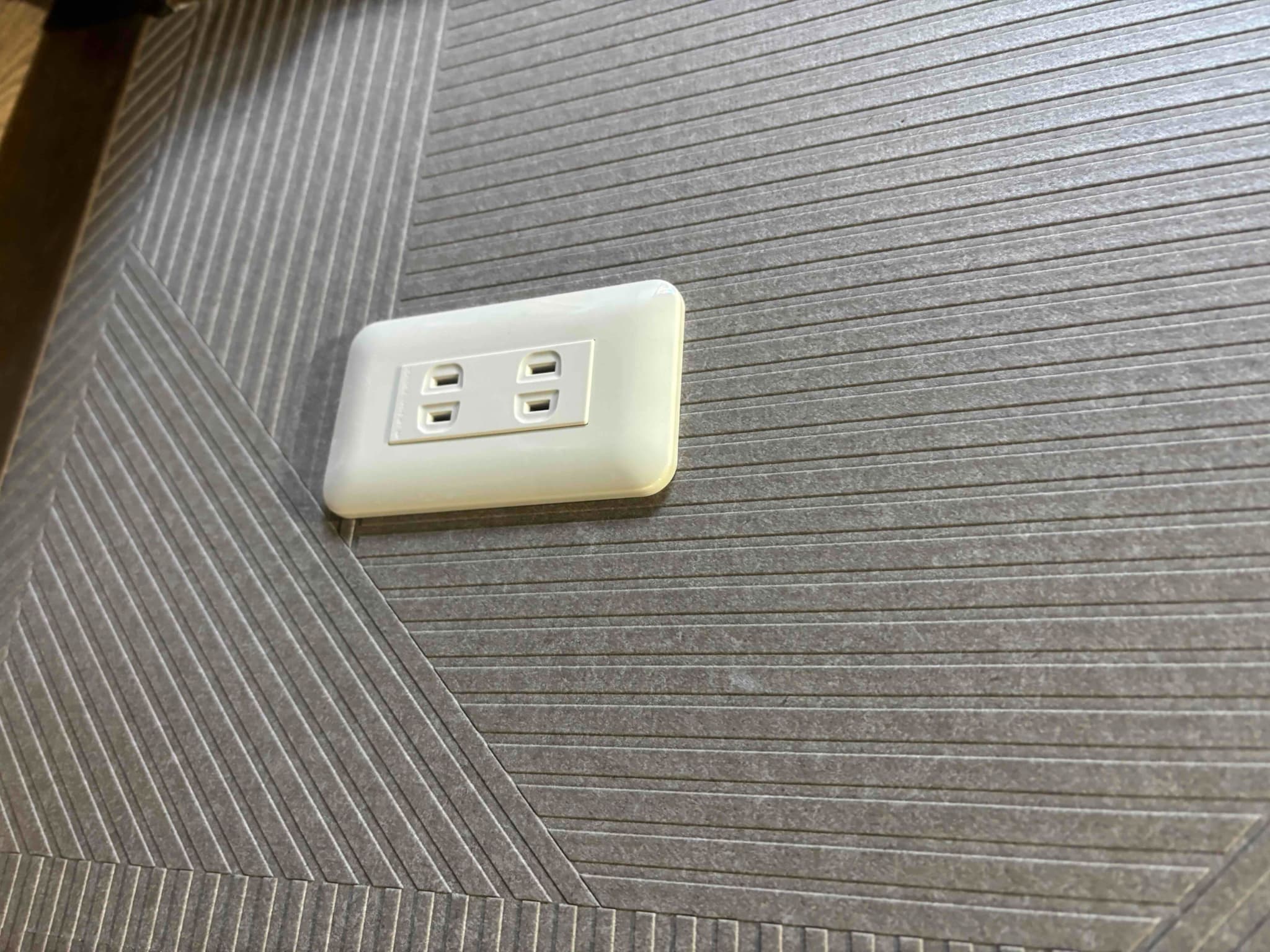 コンセントの取付け作業の画像